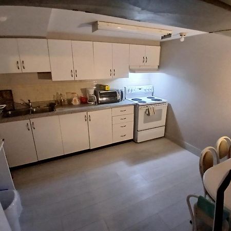 Cozy Apartment With A Spacious Backyard In The Ravine โตรอนโต ภายนอก รูปภาพ