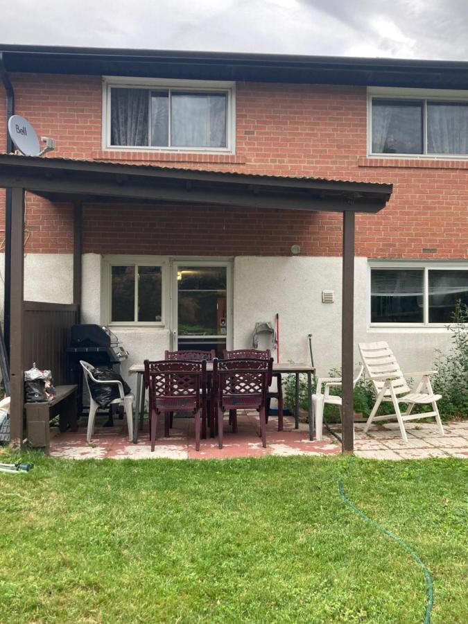 Cozy Apartment With A Spacious Backyard In The Ravine โตรอนโต ภายนอก รูปภาพ