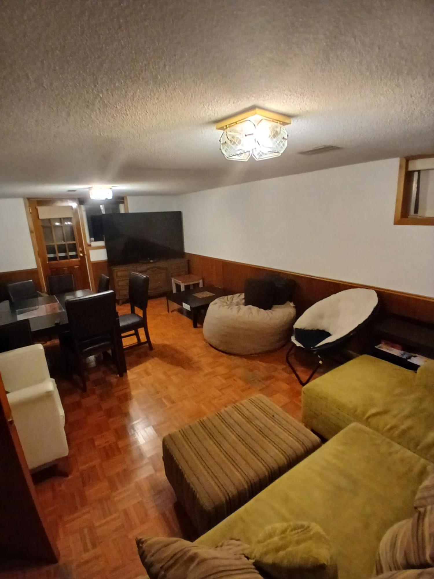 Cozy Apartment With A Spacious Backyard In The Ravine โตรอนโต ภายนอก รูปภาพ